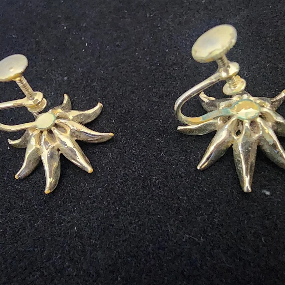 SE16 Gold and Pink Color Floral Screw-on Earrings For No Pierced Ears - Picture 5 of 8